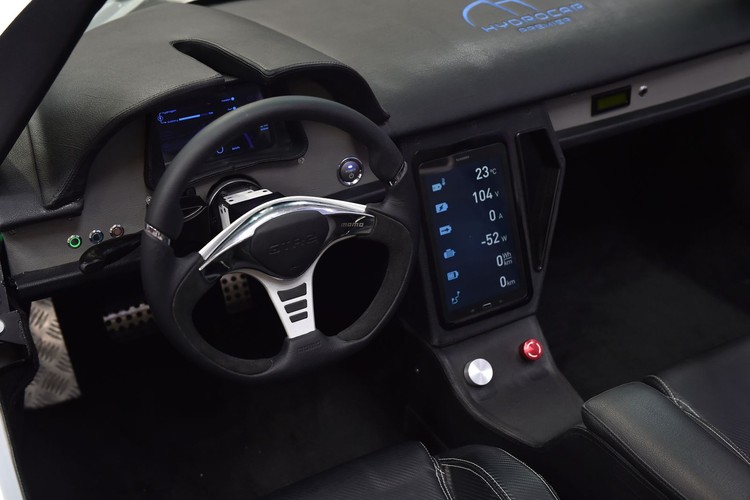 Do napędu silników elektrycznych służą dwa pakiety lekkich baterii umieszczonych z przodu i z tyłu samochodu oraz ogniwo paliwowe zamieniającego wodór na prąd elektryczny. Polski system zasilania auta zapewnia bardzo dobrą dynamikę jazdy. 

<br><br> fot. (mr) PAP/Jacek Bednarczyk