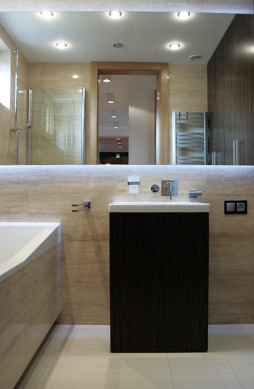 Minimalistyczna łazienka w ciepłych odcieniach