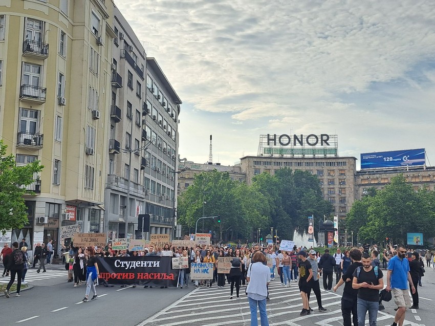 Atmosfera ispred Skupštine oko 17.50 sati