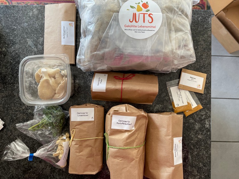 Les ingrédients sont livrés emballés dans de petits paquets étiquetés. Le destinataire de la box s’y retrouve facilement.