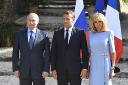 On wie, jak "kupić" kobietę. Niezwykłe zachowanie Władimira Putina wobec Brigitte Macron. FOTO
