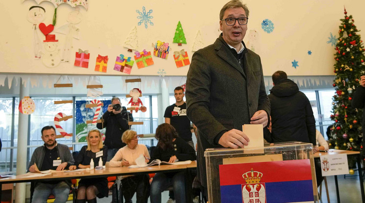 A szerb ellenzék szerint választási csalás állhat Aleksandar Vucic szerb köztársasági elnök pártjának győzelme mögött, tiltakozást szerveztek / Fotó: MTI/AP/Darko Vojinovic