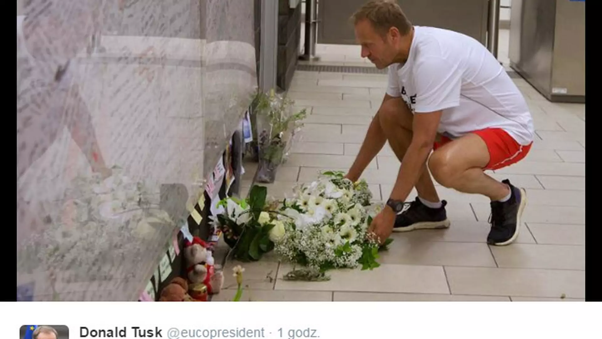 Donald Tusk uhonorował pamięć ofiar zamachu ubrany "na sportowo". W internecie zawrzało
