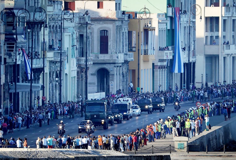 Fidel Castro rządził Kubą przez blisko 50 lat. Odkąd wycofał się z życia publicznego, krajem kieruje jego młodszy brat - Raul