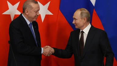 Panu Bogu świeczkę i diabłu ogarek. Jak Erdogan manewruje między z NATO a Moskwą