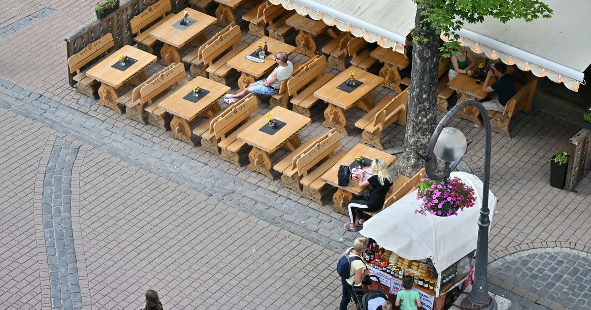 Párek v rohlíku místo hostiny.  Zakopanští turisté optimalizují své náklady