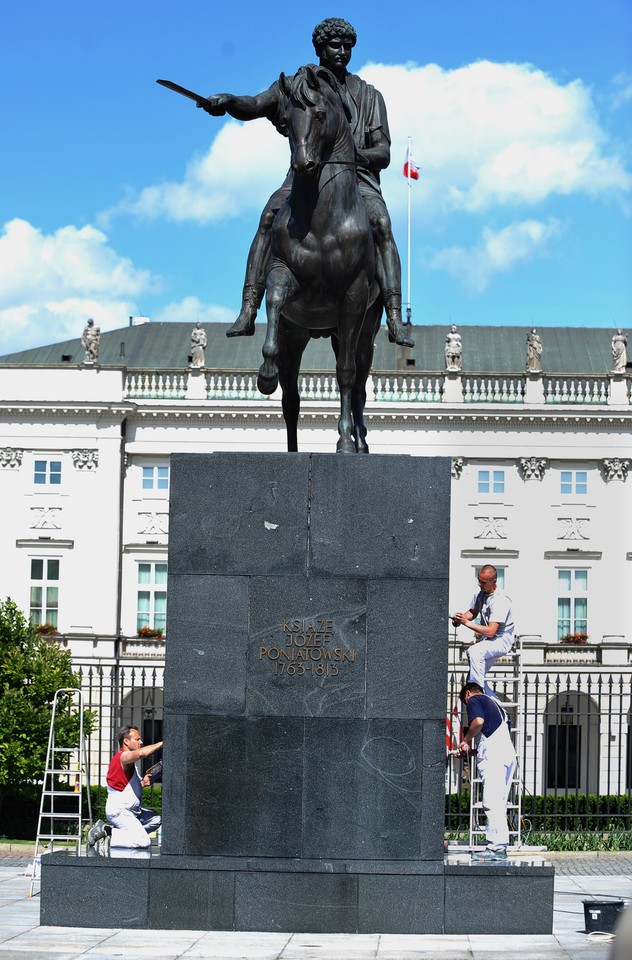 WARSZAWA CZYSZCZENIE POMNIKA PRZED WIZYTĄ BARACKA OBAMY