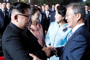 South Korean President Moon Jae-in, North Korean leader Kim Jong Un, Kim's wife Ri Sol Ju and Moon's