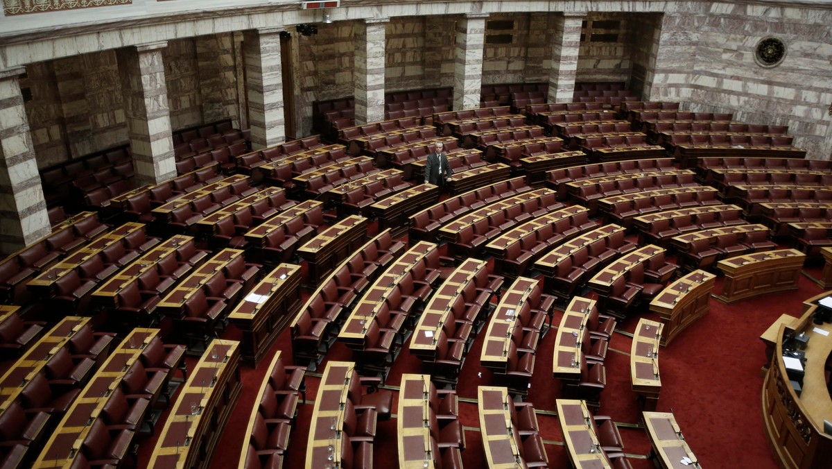 Grecki parlament ogłosił, że został rozwiązany i potwierdził w komunikacie, że 25 stycznia odbędą się przedterminowe wybory parlamentarne. Ewentualne zwycięstwo lewicowej partii Syriza może wywołać napięcie w strefie euro - komentuje agencja AFP.