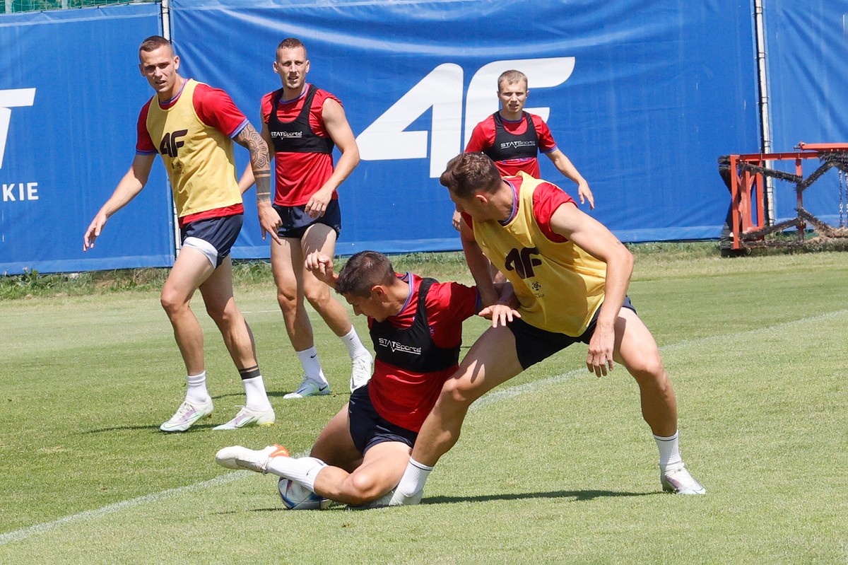 Zawodnicy Rakowa podczas treningu drużyny w Częstochowie, 20 bm. Piłkarze Rakowa przygotowują się do czwartkowego meczu z FK Astana w drugiej rundzie eliminacji Ligi Konferencji