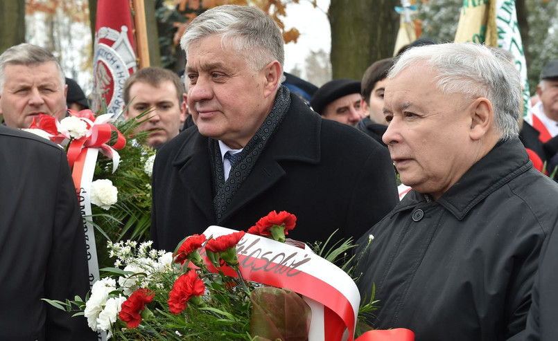 Prezes PiS Jarosław Kaczyński i minister rolnictwa Krzysztof Jurgiel składają kwiaty na grobie Wincentego Witosa w małopolskich Wierzchosławicach