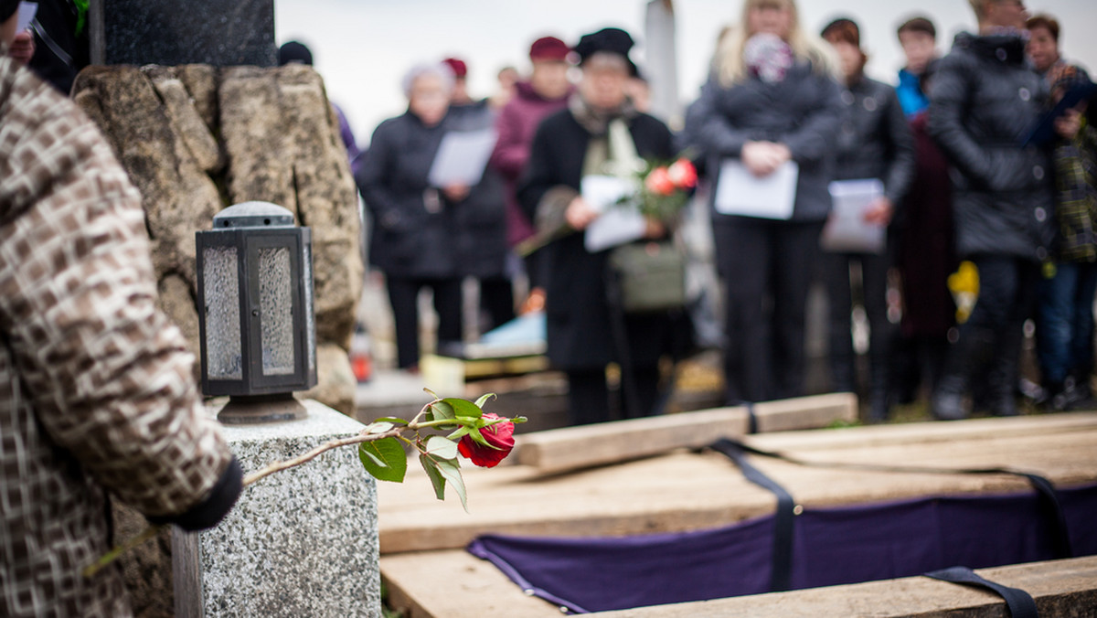 Na drodze krajowej nr 41 z Prudnika do Nysy, w miejscowości Niemysłowiece doszło w zeszłym tygodniu do zderzenia dwóch samochodów osobowych. W wyniku wypadku dwie osoby zostały ranne, a będąca w dziewiątym miesiącu ciąży 26-latka, działająca w straży pożarnej, zmarła. Tydzień po tragedii w pogrzebie kobiety, wzięło udział wielu strażaków - poinformował portal osp.pl.