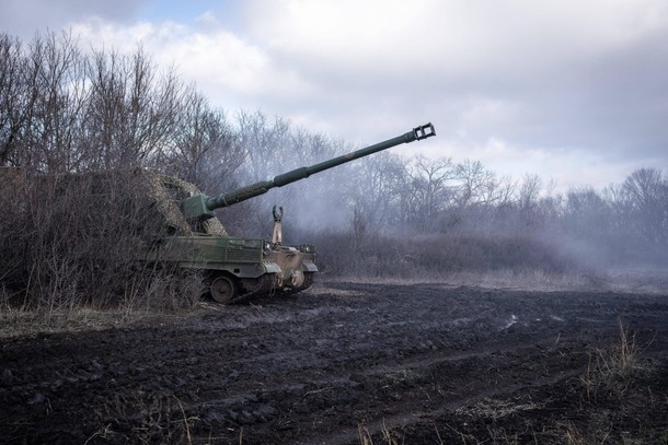 Polska armatohaubica Krab w ukraińskiej służbie na froncie w Donbasie. Skuteczność Krabów przyczyniła się do wzrostu zainteresowania tą konstrukcją