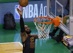 LeBron James pierwszym koszykarzem w historii, którego 12 razy wybrano do pierwszej piątki sezonu ligi NBA
