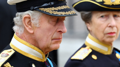 Król Karol III popłakał się na pogrzebie królowej Elżbiety II. Ten widok chwyta za serce...