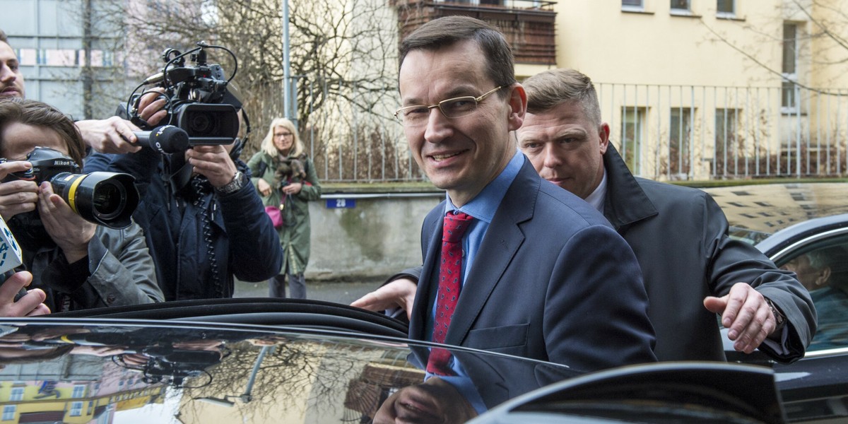 Rząd premiera Mateusza Morawieckiego obiecywał milion aut elektrycznych, chce promować elektromobilność w "Polskim Ładzie". Tymczasem na przesiadających się do ekologicznych samochodów pracowników, czeka podatkowa pułapka fiskusa. 