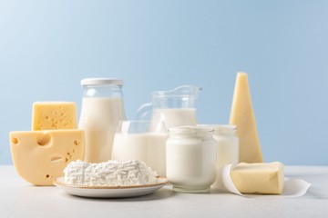 Tej és egyéb tejtermékek A tej és a tejalapú termékek hasmenést és egyéb emésztési problémákat okozhatnak a kölyökkutyánál. Emellett ételallergiát is kiválthatnak.