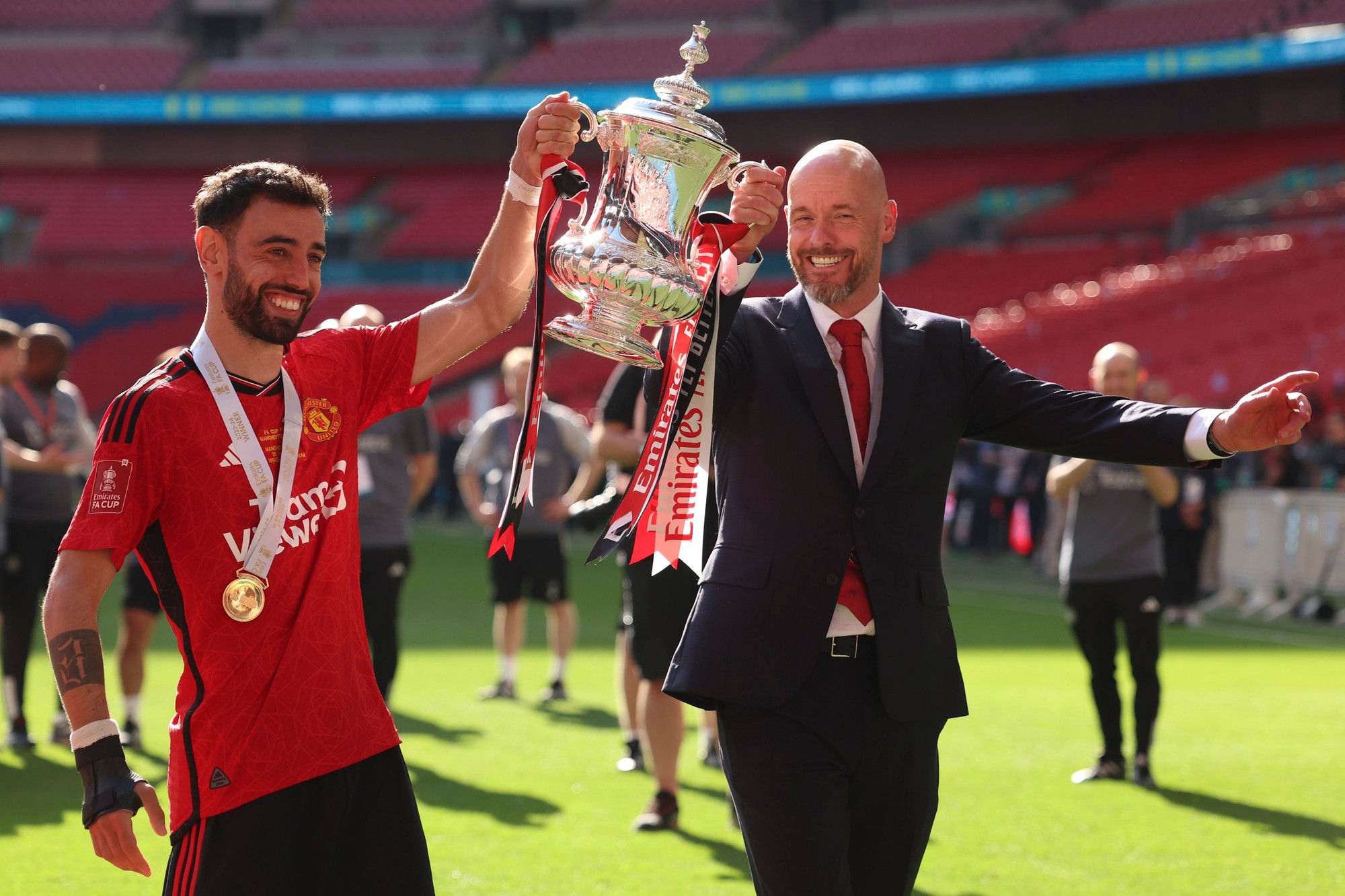 Futbalový tréner Erik ten Hag a Bruno Fernandes pózujú s trofejopu FA Cup.
