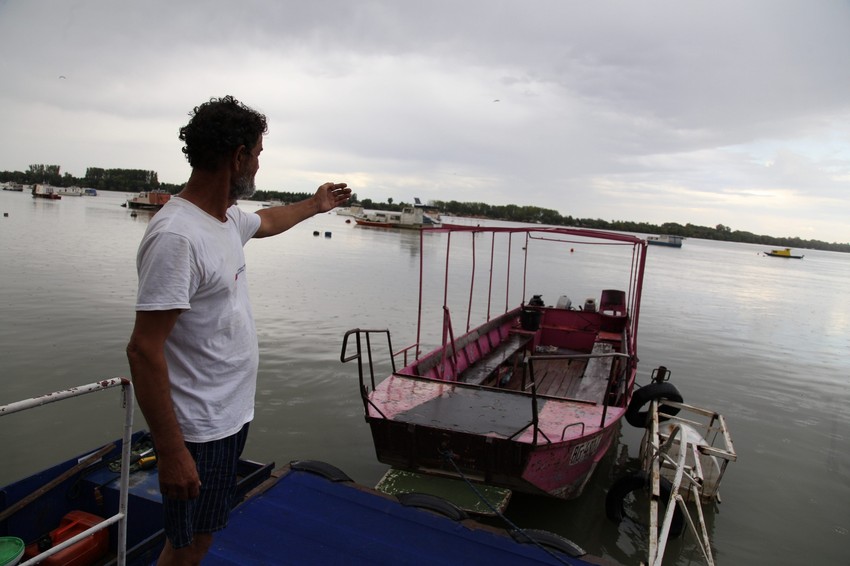 Svedoci pričaju da je čamdžija u daljini pokušavao da se izbori sa visokim talasima