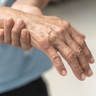 Mit jelez a reggeli kézmerevség? Ez a reumatológus szakorvos válasza