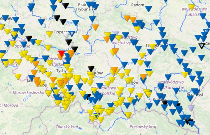 Stan rzek na południu jest wysoki (żółte trójkąty). Lokalnie przekroczone zostały stany ostrzegawcze (pomarańczowy) i alarmowe (czerwony).