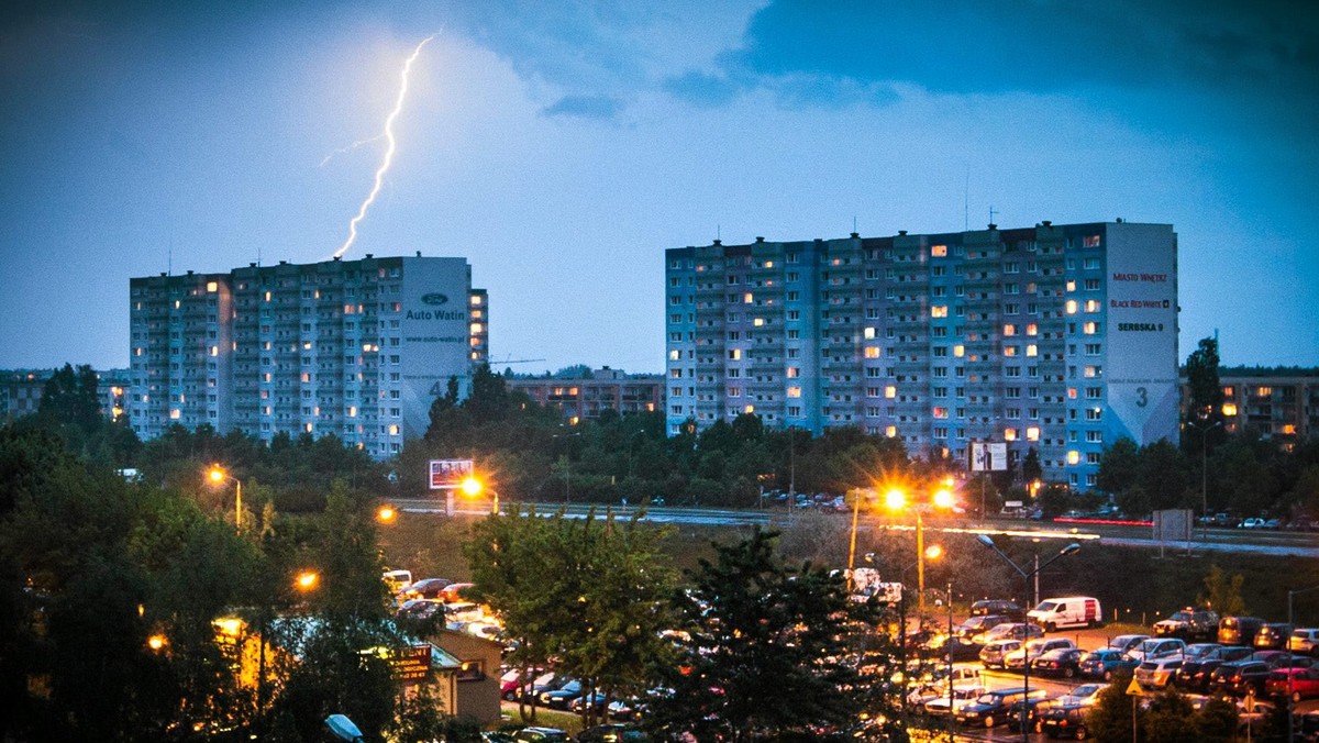 Kilka uszkodzonych dachów, połamane drzewa i zalane pomieszczenia - to efekty burz jakie przeszły w nocy nad Polską. Dzisiaj temperatura będzie wynosić od 17 do nawet 33 stopni, a nad nasz kraj mogą nadciągać kolejne gwałtowne burze.