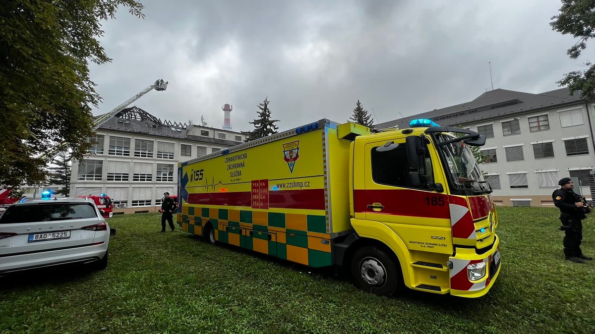 V Ústrednej vojenskej nemocnici horelo, oheň zničil strechu neurológie.