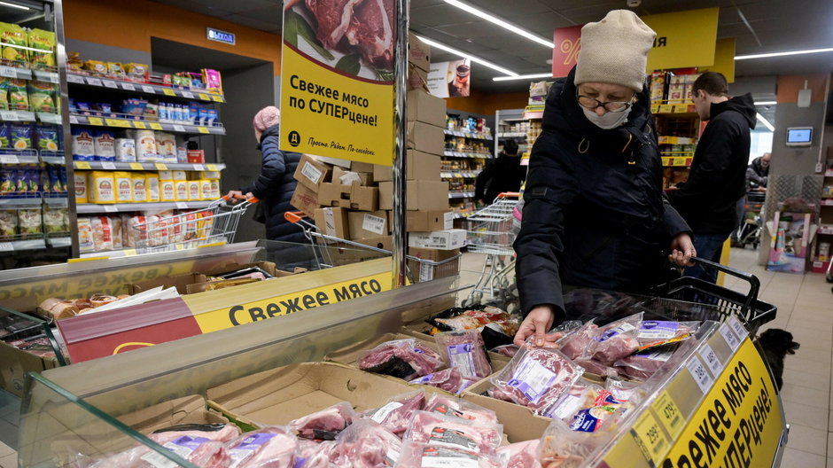 Moskwa. Kobieta robi zakupy w jednym z supermarketów
