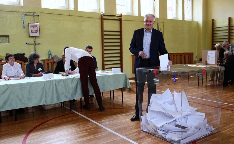 Wicepremier, minister nauki i szkolnictwa wyższego Jarosław Gowin (C) głosuje w lokalu wyborczym w Krakowie