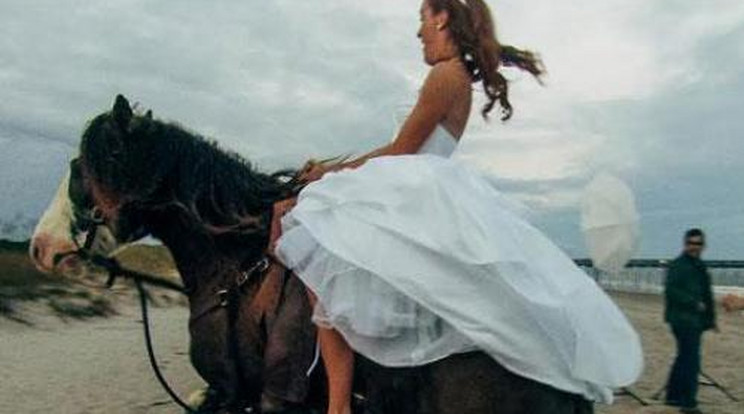 Rémálom! Elszabadult a ló a menyasszonnyal – videó!