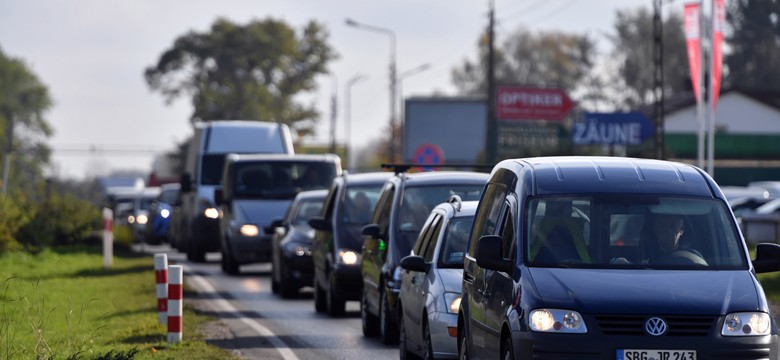 Niemcy wybrali się tłumnie na zakupy w Polsce. Wielkie korki na granicy