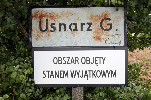 Tablica w Usnarzu Górnym, informująca o stanie wyjątkowym