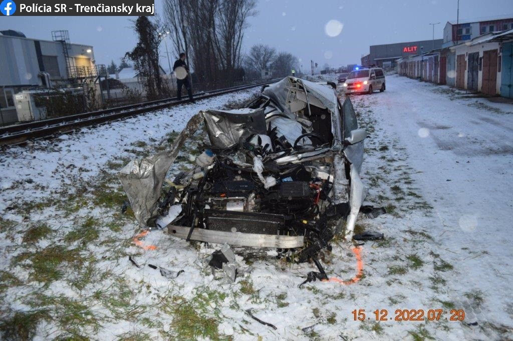 Pri zrážke auta s vlakom sa v Bánovciach nad Bebravou zranila vodička.