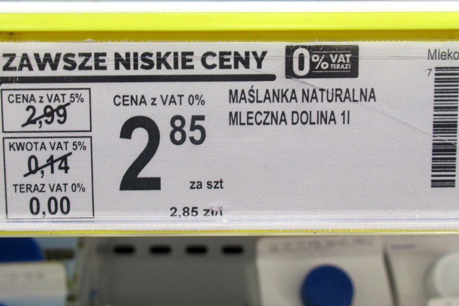 Od 1 lutego obowiązuje zerowa stawka VAT na większość produktów żywnościowych. Nie oznacza to jednak, że przedsiębiorcy mają obowiązek obniżania cen. Ceny prezentowane przez sklepy Biedronka, Warszawa, 31 stycznia 2022 r.