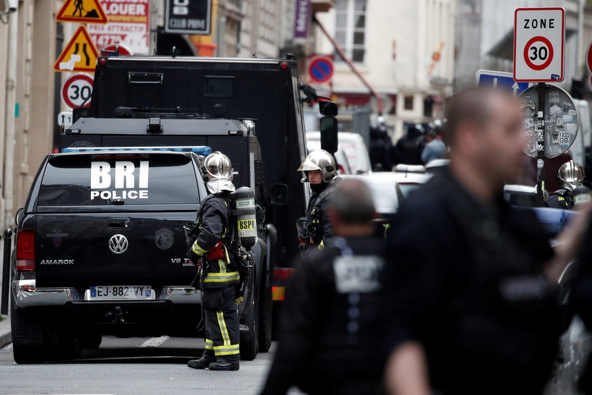 Panika w Paryżu. Uzbrojony napastnik pojmał trzech zakładników
