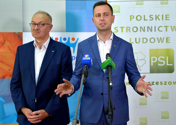 Prezes PSL Władysław Kosiniak-Kamysz oraz poseł PSL, szef podkarpackich struktur partii Mieczysław Kasprzak podczas konferencji prasowej w ramach krajowych obchodów 80. rocznicy Wielkiego Strajku Chłopskiego.