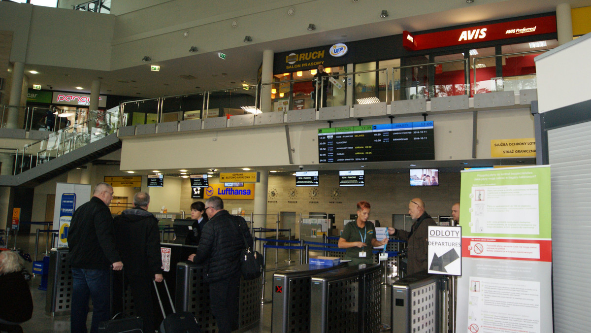 Dziś 33 pasażerów nie wyleciało z lotniska w Bydgoszczy do Londynu, mimo że mieli kupione wcześniej bilety. Według władz lotniska powodem była zbyt długa kontrola. Samolot poleciał bez nich.