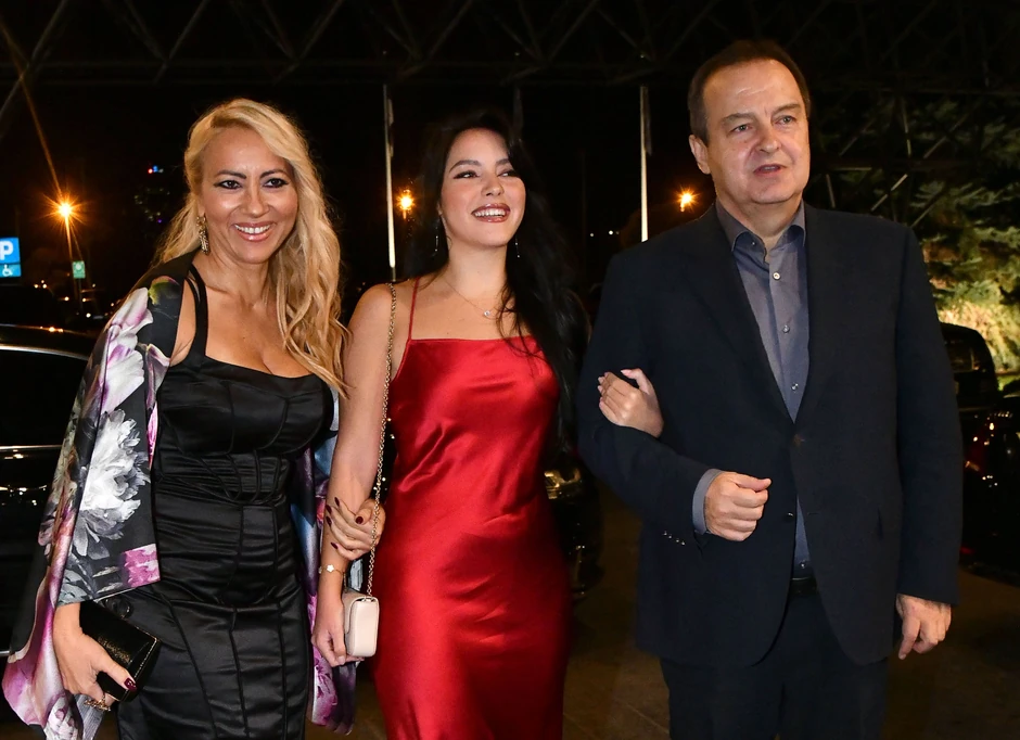 Ivica Dačić sa ženom i ćerkom