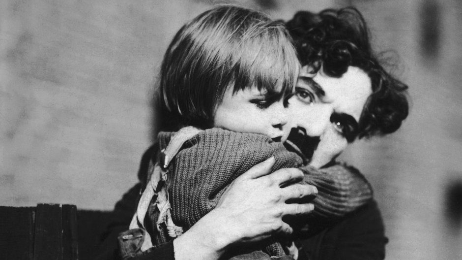 Charlie Chaplin i Jackie Coogan w filmie "Brzdąc"