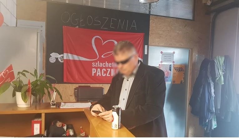 Jeden z pełnomocników ks. Babiarza w siedzibie Szlachetnej Paczki