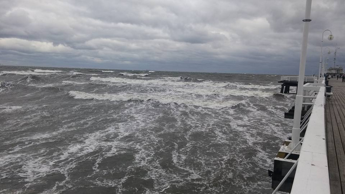 Instytut Meteorologii i Gospodarki Wodnej (IMGW) wydał trzy ostrzeżenia dla województwa pomorskiego. Synoptycy prognozują gwałtowne wzrosty i wahania poziomów wód na Wybrzeżu. Możliwy jest również sztorm na Bałtyku oraz silny wiatr w całym regionie.