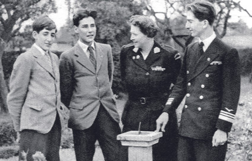 Kraljica Marija sa sinovima Andrejem, Tomislavom i Petrom