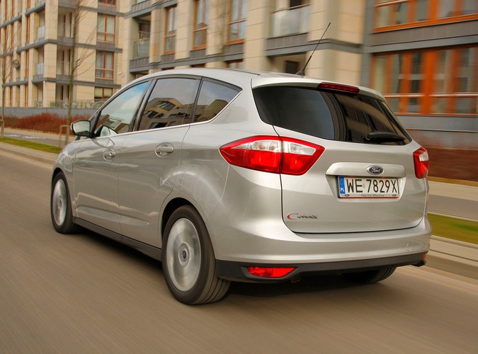 Z czym wam się kojarzą kompaktowe minivany, bo nam z nadmuchanymi autami segmentu C, które są mniej poręczne w mieście i wolniejsze na zakrętach. Po przejażdżce najnowszym fordem c-max diametralnie zmieniamy naszą opinię...