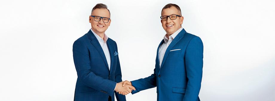 Paweł Gos (po lewej) i Lesław Walaszczyk, założyciele i właściciele Exact Systems. Przez blisko 20 lat kierowania spółką nieraz zdarzały się ostre zakręty. Zawsze jednak udawało im się wyprowadzić ją na prostą.