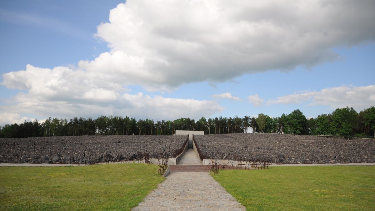 W 10. rocznicę powstania Muzeum – Miejsca Pamięci w Bełżcu ukazał się album będący podsumowaniem kilkuletnich prac badawczych realizowanych przez Muzeum w Bełżcu. Publikacja Ewy Koper zatytułowana "Każda ofiara ma imię" upamiętnia 750 osób zgładzonych w obozie w Bełżcu. Ich losy ilustruje 288 fotografii zamieszczonych w książce.