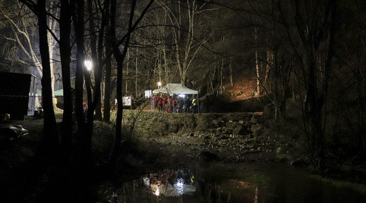 Búcsúzik a BM Országos Katasztrófavédelmi Főigazgatóság Mede Márton tűzoltó főtőrzsőrmestertől, aki a jósvafői Kossuth-barlangban, baleset következtében életét vesztette. Fotó: Magyar Barlangi Mentőszolgálat