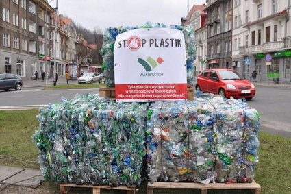 Nie będzie zakazu jednorazowego plastiku w Wałbrzychu. Wojewoda unieważnił uchwałę