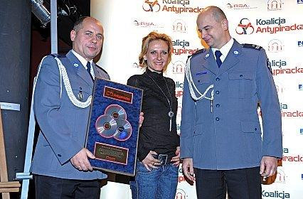 Patrycja Markowska pozuje z policjantami