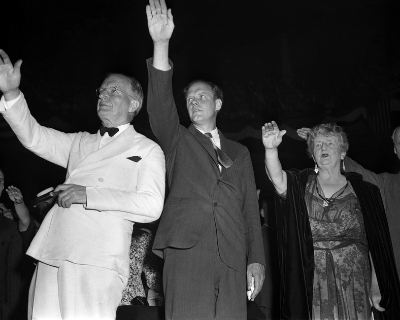 Senator Burton K. Wheeler, sławny lotnik Charles Lindbergh i pisarka Kathleen Norris podczas wiecu ruchu America First w Madison Square Garden w Nowym Jorku, 23 maja 1941 r.