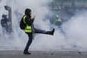 Protesty "żółtych kamizelek" w Paryżu